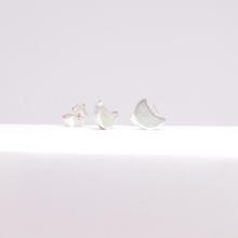 Last inn bildet i Galleri-visningsprogrammet, Måne Øredobber med sølvkant (små) - Antikk Hvit-N
